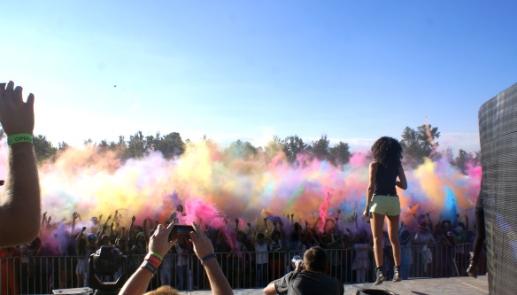 Polvos Holi fue el proveedor oficial del Holi Festival of Colours. 